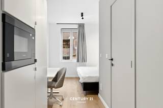 <span><strong>**Opbrengsteigendom met 18 kamer in THE HIVE**</strong></span><br /><br /><span>Welkom in Residentie The Hive, gelegen aan de </span><strong>Diestsesteenweg</strong><span>, een belangrijke verbindingsas tussen verschillende Leuvense wijken. We bevinden ons in het hart van Kessel-Lo, op wandelafstand van talrijke voorzieningen en de achterzijde van het station van Leuven, op een steenworp van het stadscentrum.</span><br /><br /><span>The Hive omvat </span><strong>18 kamers</strong><span>, elk uitgerust met </span><strong>eigen sanitair</strong><span>, waarvan enkele met een privatief terras. Deze residentie omarmt het studentenleven en biedt alle mogelijkheden om aangenaam samen te wonen. Zo beschikt het gebouw over een </span><strong>inpandige fietsenstalling</strong><span>, een vuilnisberging, een</span><strong><span> </span>gemeenschappelijke tuin</strong><span> van 60 m², een </span><strong>ontspanningsruimte</strong><span> met dakterras en twee </span><strong>gemeenschappelijke keukens</strong><span>. Naast de doordachte indeling zorgen de kwalitatieve materiaalkeuze en de hoogwaardige afwerking voor een duidelijke meerwaarde en een hedendaagse uitstraling.</span><br /><br /><span>Het gebouw genereert een netto jaarrendement van €137.800, wat neerkomt op een rendement van </span><strong>3,60%</strong><span>. Dit maakt het tot een zorgeloze investering met onmiddellijk rendement.</span><br /><span><br /><strong><span>Meer informatie of een bezichtiging ter plaatse? Aarzel niet en contacteer Jacky via jacky@connect-immo.be of 0495 53 46 49</span><br /><br /></strong>EPB Startverklaring!</span>