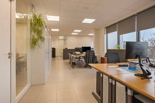 - magazijn 396,37m²- kantoren totaal 323,47m² ( verdeeld over 2 verdiepen)- uitstekende bereikbaarheid- hoogte KMO-unit = +/-6m- beschikbaar vanaf...