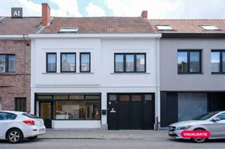 Bent u op zoek naar een huis met eindeloze mogelijkheden op een strategische locatie? In het hart van Wondelgem bieden wij dit pand met een rijke geschiedenis te koop aan. Sinds 1954 deed dit gebouw dienst als een gekende lokale slagerij.De ligging is zonder meer een van de grootste troeven. Gelegen op een boogscheut van Gent, geniet u hier van een uitstekende bereikbaarheid. De nabijgelegen R4 zorgt voor een snelle verbinding, terwijl winkels, scholen en het openbaar vervoer op wandelafstand liggen.Van handelszaak naar riante gezinswoning: dit pand van ca. 275 m² biedt een unieke renovatiekans! Deze AI-visualisaties zijn bedoeld als inspiratie. Er werd geen rekening gehouden met technische specificaties, stedenbouwkundige voorschriften of de concrete mogelijkheden tot realisatie.Dit pand is onderworpen aan de renovatieverplichting van de Vlaamse overheid voor residentiële gebouwen (behoudens bij sloop binnen 5 jaar na de aankoop). Consulteer voor meer informatie de website van het Vlaams Energie- en Klimaatagentschap via https://www.vlaanderen.be/een-woning-kopen/renovatieverplichting-voor-residentiele-gebouwenDeze AI-visualisaties zijn bedoeld als inspiratie. Er werd geen rekening gehouden met technische specificaties, stedenbouwkundige voorschriften of de concrete mogelijkheden tot realisatie.