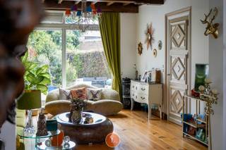 <br /><br />Deze karaktervolle herenwoning met een grote tuin is gelegen in het commercieel centrum van Menen. Deze stevige woning beschikt over allerlei charmante elementen. <br /><br />Indeling: Via de lichtrijke inkomhal kan je naar de polyvalente/praktijkruimte of de woonkamer gaan. Door de indeling op het gelijkvloerse en de 2 ingangen is dit pand geschikt voor vrije beroepen of kan zelf als kangoeroe woning dienst doen.<br /><br />De ruime leefruimte beschikt over veel authentieke elementen zoals hoge plafonds van 4 meter en eiken deuren. Vervolgens betreden we de ingerichte keuken die een prachtig zicht geeft op de zuidgerichte tuin. Aansluitend aan de keuken is er ook nog een berging voorzien.<br /><br />Op het 1ste verdiep bevinden zich 4 zeer ruime slaapkamers. Daarnaast kunnen we ook de badkamer terugvinden die is voorzien van een groot ligbad, douche, toilet en dubbele lavabo.<br />Vervolgens vinden we ook een polyvalente ruimte van 55m2 terug op het 1ste verdiep. Deze beschikt over een aparte ingang. Deze ruimte kan worden ingedeeld als woonruimte, schoonheidsinstituut,....<br /><br />Deze statige woning beschikt over een terras van 80 m² en een tuin (1300m²) met tal van mogelijkheden. <br /><br /><br /><span>Pluspunten</span><br /><span>- grote tuin<br />- nabij centrum en invalswegen<br />- polyvalente ruimte ideaal voor vrije beroeper<br />- ruime garage<br />- geen renovatieverplichting</span><br /><br />Meer info of een bezoek inplannen?<br />Neem gerust contact op met Kimoura via 0470 86 65 08 of kimoura@immolietaer.be