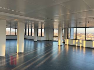 Hoogwaardige kantoorruimte van 626 m² te Anderlecht.<br /><strong>The Mirror</strong> geniet van een strategische ligging aan de <strong>Humaniteitslaan (N266),</strong> één van de belangrijkste toegangswegen tot Brussel, met een vlotte aansluiting op de <strong>Brusselse Ring (R0)</strong>, de<strong> E19</strong> en de <strong>E40</strong>. <br /><br />De verdiepen zijn flexibel indeelbaar en kunnen opgesplitst worden in twee afzonderlijke kantoorruimtes, waardoor zowel kleine als grotere ondernemingen hier een geschikte huisvesting vinden. Ook andere oppervlaktes zijn beschikbaar <strong>vanaf 626 m² tot 1.878 m²</strong>.<br /><br />De ruimte is uitgerust met een performant <strong>HVAC-systeem met koelplafonds</strong>, <strong>LED-verlichting</strong>, vernieuwde sanitaire voorzieningen, een branddetectie- en brandalarmsysteem en <strong>toegangscontrole</strong> met badge. Dankzij de opvallende <strong>glazen gevel </strong>genieten de kantoren van een uitzonderlijke<strong> natuurlijke lichtinval</strong>. De representatieve inkomhal, afgewerkt met wit marmer, zorgt voor een professionele uitstraling en een uitstekende eerste indruk bij bezoekers.<br /><br />Het gebouw biedt naast kwalitatieve kantoorvoorzieningen ook een groene omgeving, <strong>fietsenstallingen</strong> en <strong>ruime parkeermogelijkheden</strong> met binnen- en buitenstaanplaatsen. Daarnaast zijn er<strong> laadpalen</strong> voor elektrische voertuigen beschikbaar.<br /><br />Dankzij de ligging langs een belangrijke verkeersas geniet het pand bovendien van een <strong>uitstekende zichtbaarheid</strong>. Onmiddellijk beschikbaar!<br /><br />Contacteer<strong> PANORAMA B2B</strong> voor bijkomende inlichtingen, plannen of een plaatsbezoek via <strong>0477 09 00 09.</strong>