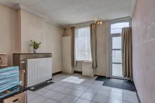 <p>Op wandelafstand van het centrum van Ninove bevindt zich deze<strong> te renoveren woning, rustig gelegen in een doodlopende straat. </strong>Winkels, scholen en openbaar vervoer bevinden zich op een steenworp afstand, wat zorgt voor een uitstekende ligging. De woning werd <strong>steeds goed onderhouden</strong> en biedt,<strong> mits de nodige renovatiewerken, de mogelijkheid om er een gezellige en eigentijdse starterswoning van te maken.</strong> Het gelijkvloers omvat een voorplaats, een salon, een keuken, een overloop, een badkamer, een toilet en een praktische berging. Op de verdieping bevinden zich<strong> twee slaapkamers</strong>. Daarnaast is er <strong>een zolder</strong> aanwezig die perfect kan dienen als extra bergruimte. Buiten geniet men van <strong>een aangename tuin met tuinberging, </strong>waar men in alle rust kan ontspannen. Een interessante opportuniteit voor handige renovatoren, investeerders of starters die op zoek zijn naar een betaalbare woning op een centrale en rustige ligging. <strong>EPC D (geen renovatieplicht)</strong> - Cv op aardgas - <strong>Vernieuwde brander</strong> - Buitenschrijnwerk in pvc dubbel glas. (Maatregelenregister en stedenbouw in aanvraag)</p>