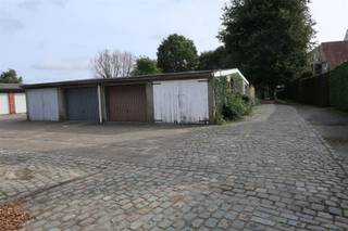 Centraal gelegen garage op de Graatakker: overal dichtbij: ring met Carrefour, oprit naar E 34, stadspark, scholen, bakkers, cinema, apotheek...
