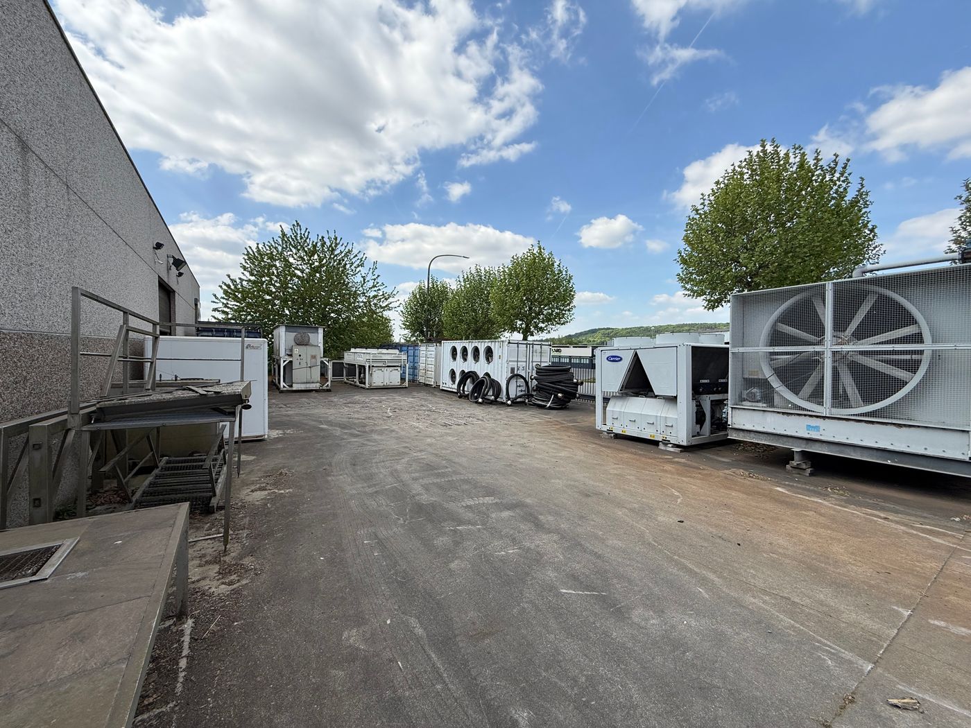 MAGAZIJN VAN 720 m² OP EEN TERREIN VAN 5.000 m² TE KOOP - foto 4