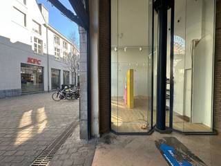 Op zoek naar een commercieel pand met maximale visibiliteit in het centrum van Hasselt? Deze instapklare winkelruimte van ca. 140 m² bevindt zich...