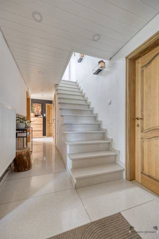 <p><span>Welkom in uw Droomwoning in Tongeren-Borgloon</span></p><p><span> </span></p><p><span>Ontdek deze prachtige woning die alles biedt wat u zich kunt wensen voor een comfortabel leven in het groene Vlaamse Toscanië. </span></p><p><span>Deze moderne familiewoning combineert stijl, ruimte en functionaliteit op een idyllische locatie.</span></p><p><span> </span></p><p><span>Met een bewoonbare oppervlakte van 200m² verdeeld over drie/vier slaapkamers en één badkamer, biedt deze woning de perfecte basis voor het gezinsleven. </span></p><p><span>Het ruime perceel van 1439m² geeft u volop mogelijkheden voor tuingenot en buitenactiviteiten.</span></p><p><span> </span></p><p><span>De voorkant van de woning presenteert zich elegant met een wit bakstenen gevel en grote ramen die volop natuurlijk licht binnenbrengen. </span></p><p><span>Een verzorgde ingang met groene accenten nodigt u uit om binnen te stappen.</span></p><p><span> </span></p><p><span>Binnenin verwelkomt u een lichte en airy hallway met trap die aangeeft hoe goed onderhouden deze woning is. </span></p><p><span>De leefruimtes zijn ruim opgezet met open verbindingen tussen de diverse vertrekken, perfect voor modern family living. </span></p><p><span>De grote glazen schuifdeuren geven directe toegang tot het buitenterrein.</span></p><p><span> </span></p><p><span>De keuken is voorzien van moderne afzuiging en ingebouwde apparaten, met aanrecht en werkoppervlakken die de klassieke houten kasten aanvullen. </span></p><p><span>Dit is duidelijk de hart van het huis, opengesteld naar de eet- en zitruimte.</span></p><p><span> </span></p><p><span>De slaapkamers zijn comfortabel en licht, met mooi uitzicht over het omliggende groen. </span></p><p><span>Een van de kamers is voorzien van een eigen walk-in closet met handige planken en opbergruimte.</span></p><p><span> </span></p><p><span>De badkamer beschikt over moderne sanitair met douche en een stijlvol wastafelmeubel in hout. </span></p><p><span> </span></p><p><span>Achteraan is er nog een mooie veranda met houten balken dat de woning met het landschap verbindt. Dit is een perfecte plek voor ontspanning en genot om ook met slecht weer aan een leuke BBQ te denken.</span></p><p><span> </span></p><p><span>Het terrein rondom is even indrukwekkend: uitgestrekt gazon, strakke erfafscheidingen, een ruim terras voor buiten eten, en volop mogelijkheden voor kinderactiviteiten. </span></p><p><span>De natuurlijke omgeving met bomen en heggen biedt privacy en serene rust.</span></p><p><span> </span></p><p><span>Naast het huis vindt u een praktische garage voor uw voertuig met daar bovenop 10 zonnepanelen.</span></p><p><span> </span></p><p><span>TROEVEN:</span></p><p><span> </span></p><p><span>*Vernieuwde ramen 2025</span></p><p><span>*Nieuw granieten keukenblad 2025 en toestellen</span></p><p><span>* Nieuwe voordeur 2025 </span></p><p><span>*Nieuwe terrasvloer 2022</span></p><p><span>* Nieuwe CV-ketel 2022</span></p><p><span>*Zonnepanelen 2022</span></p><p><span> </span></p><p><span>Dit is meer dan een huis - het is een complete lifestyle in de natuur.</span></p><p><span> </span></p><p><span>Aarzel niet te lang en maak een afspraak!</span></p><p><span> </span></p><p><span>Voor andere inlichtingen contacteer Filip;</span></p><p><span>TEL: 0475/86.04.89</span></p><p><span>MAIL: <span>filip@janssenenjanssen.be</span></span></p><p><span>Voor een gratis en vrijblijvende schatting van jouw woning, neem ook gerust contact op!</span></p><p><span> </span></p>