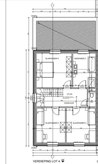 Zeer mooie casco woning gelegen in het gezellige Goetsenhoven. Het pand heeft PVC en ALU ramen met HR+ beglazing, 21 zonnepanelen en regenwaterput van 5.000 liter. De woning is gelegen op een perceel van 3a 68ca. De indeling kan nog altijd ingedeeld worden zoals u zelf wenst. Momenteel omvat het gelijkvloers: inkomhal, gastentoilet, grote slaapkamers, badkamer, ruime leefruimte, keuken en berging. De verdieping omvat 3 grote slaapkamer en badkamer. De zolder is bereikbaar met vaste trap en hier kan men ook nog 2 slaapkamers maken. De gehele woning is onderkelderd. Een casco-woning wordt fiscaal gelijkgesteld met een bouwgrond en dus dienen er 12% registratierechten te worden betaald.