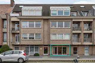 Deze ruime en goed onderhouden praktijkruimte / appartement biedt tal van mogelijkheden en bestaat uit een inkomhal, een aparte hall,...