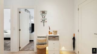 In een rustige en gegeerde ligging, op wandelafstand van zowel de zeedijk als de Lippenslaan, bevindt zich dit smaakvol gerenoveerde appartement met twee slaapkamers. Dankzij de kwalitatieve afwerking en de uitstekende staat is het volledig instapklaar en zijn er geen renovatiewerken meer nodig. 15 meter gevelbreedte.<br /><br />De indeling omvat een inkomhal, een lichtrijke leefruimte met een volledig ingerichte open keuken, en een aangenaam terras met een zijdelings zeezicht. Verder beschikt het appartement over twee volwaardige slaapkamers, een afzonderlijk gastentoilet en een stijlvolle badkamer met Italiaanse inloopdouche.<br /><br />Bovendien geniet u van modern wooncomfort dankzij een EPC-label B, conforme elektrische installatie en drievoudige beglazing.<br /><br />Er is tevens de mogelijkheid om een afgesloten garagebox aan te kopen voor € 100.000.<br /><br />Een ideale vaste woonst, tweede verblijf of investering op een toplocatie in Knokke.
