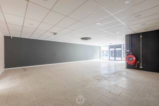 Dit ruime handelspand van 400 m² is <strong>centraal gelegen </strong>in Temse en biedt tal van mogelijkheden voor diverse <strong>commerciële activiteiten. </strong>Het pand beschikt over een grote en lichtrijke verkoopsruimte die ideaal is voor retail of showroomgebruik.<br />Achteraan bevindt zich een <strong>ruim magazijngedeelte </strong>met een aparte ingang langs de Clement Dhoogelaan, wat zorgt voor een vlotte levering en logistiek. Daarnaast is het pand uitgerust met een kitchenette en een toilet.<br /><br />Dit handelspand heeft een mogelijke verhuurprijs van circa 2.200 euro/maand. <br /><br />Wenst u een bezoek of bijkomende informatie?<br /><strong>Stuur een e-mail naar kristof@claves.be of bel 03/502.98.74.</strong>