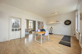 INDELINGGELIJKVLOERSInkomhal met trap naar de 1ste verdieping, woonkamer, eetkamer met ingemaakte kasten, achterinkom met keuken voorzien van een...