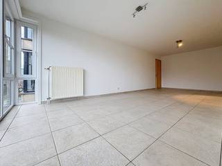 Bent u op zoek naar een woonst waar ruimte nog écht de standaard is? Ontdek dit uitzonderlijk ruime en instapklare appartement in het centrum...