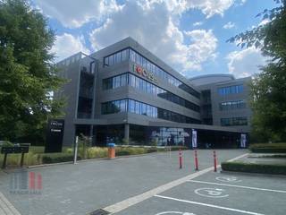 Bureau moderne de 1.339 m² à louer à Diegem<br />Idéalement situé à seulement 650 m de la sortie Machelen (A201), avec un accès rapide au R0/E40. Excellente accessibilité également par les transports en commun : la gare de Diegem se trouve à 650 m à pied, et plusieurs arrêts de bus et de tram sont à proximité.<br /><br />Le bureau, situé au deuxième étage, est entièrement équipé d’une connexion fibre optique, de la climatisation, de planchers surélevés, de sanitaires communs et de plafonds climatisés haut de gamme pour un confort optimal. De plus, les éclairages LED et la détection de présence assurent un environnement de travail efficace et durable.<br /><br />Le bâtiment offre de nombreuses facilités, notamment des douches communes, des bornes de recharge électrique, un parking à vélos souterrain, un ascenseur, une terrasse ensoleillée et des panneaux solaires. Il dispose également d’infrastructures high-tech, telles que des plafonds réfrigérés écoénergétiques et un éclairage LED, complétées par un espace d’accueil accueillant et un restaurant.<br /><br />La sécurité est primordiale, avec un système de badges et d’interphone, ainsi qu’un système avancé de détection incendie.<br /><br />Contactez<strong> PANORAMA B2B</strong> pour plus d’informations, plans ou une visite sans engagement : <strong>0477 09 00 09.</strong>