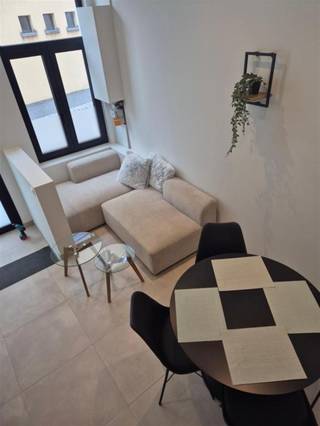 <p><span>Kattenbleekstraat combine une situation centrale avec le calme d'un cul-de-sac. Le thème blanc/noir se poursuit dans toute la maison : de l'enduit décoratif blanc et des fenêtres noires de la façade avant aux murs blancs et aux accents noirs à l'intérieur de la maison. Les matériaux utilisés témoignent d'une rénovation de qualité (2025) : aluminium avec triple vitrage, appareils de cuisine Electrolux et Siemens, 2 toilettes suspendues séparées, spots LED au plafond, 2 unités de climatisation avec technologie de pompe à chaleur, etc. Au rez-de-chaussée, la structure ouverte et les hauts plafonds créent une atmosphère chaleureuse. La cuisine ouverte avec puits de lumière comprend une plaque de cuisson à induction, un four à micro-ondes, un lave-vaisselle et un réfrigérateur. Les escaliers d'étage avec leurs marches en bois sur une structure métallique accentuent encore l'aspect ouvert des deux étages, chacun abritant une chambre à coucher (revêtement de sol en PVC résistant à l'eau). La salle de bains, bien ventilée, dispose d'une cabine de douche (fonction pluie) avec paroi en verre et d'un meuble lavabo avec armoire de toilette. En termes d'espace de stockage, nous avons repéré un local de stockage au rez-de-chaussée et un local de stockage technique (</span><span><sup>2ème</sup></span><span> étage), contenant la chaudière électrique. L'électricité, les techniques et les égouts ont également été remplacés. Le Mobiscore officiel presque parfait de 9,6 sur 10 prouve que l'on peut parfaitement vivre ici sans voiture si on le souhaite. La Kattenbleekstraat s'appelait autrefois “</span> Kattenstrate<span>”,</span><span> mais porte</span><span> son nom actuel</span><span> depuis le</span><span><sup>14e</sup></span><span> siècle. On y faisait probablement sécher ou blanchir le linge au soleil.</span></p><p><span> </span></p>