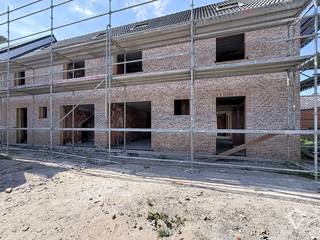 Rond de Mokkerkapel worden drie moderne BEN-woningen gebouwd op een toplocatie, op wandelafstand van scholen, winkels en openbaar vervoer. De woningen worden ontwikkeld met focus op maximaal wooncomfort, energiezuinigheid en een kwalitatieve afwerking.<br /><br />Lot 5 beschikt over een inpandige garage, een regenwaterput van 7.500 liter en een praktische zolder met extra mogelijkheden.<br /><br />De woning kan wind- en waterdicht aangekocht worden — ideaal voor wie de afwerking volledig naar eigen smaak wil bepalen.<br /><br />Wenst u meer informatie of een bezoek? Contacteer ons gerust.