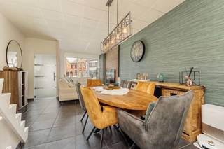 <p><strong>Gezellige woning met 3 à 4 slaapkamers in het centrum van Mol</strong></p>
<p>Op een centrale ligging in het centrum van Mol bevindt zich deze gezellige en verrassend ruime woning met 3 à 4 slaapkamers, een aangename tuin, overdekt terras en zwembad.</p>
<p>De gelijkvloerse verdieping omvat een gezellige woonkamer, een recent vernieuwde en ruime keuken, evenals een badkamer. Dankzij de praktische indeling biedt de woning een comfortabele leefomgeving voor gezinnen of koppels die op zoek zijn naar extra ruimte.</p>
<p>Op de eerste verdieping bevinden zich twee tot drie slaapkamers, afhankelijk van de gewenste inrichting. De afgewerkte zolderverdieping doet dienst als extra slaapkamer en kan eveneens ingericht worden als hobbyruimte, bureau of speelkamer.</p>
<p>Buiten geniet u van een onderhoudsvriendelijke tuin met een gezellige overkapping, ideaal om het hele jaar door van het buitenleven te genieten. Het aanwezige zwembad zorgt voor extra comfort tijdens de zomermaanden.</p>
<p>Achteraan het perceel bevindt zich nog een tuinhuis en verder is er een garage die gehuurd wordt.</p>
<p><strong>Troeven van deze woning:</strong></p>
<ul>
<li>Centrale ligging in het centrum van Mol</li>
<li>3 à 4 slaapkamers</li>
<li>Ruime, vernieuwde keuken</li>
<li>Afgewerkte zolderkamer</li>
<li>Gezellige tuin met overdekt terras</li>
<li>Zwembad aanwezig</li>
<li>Veel woonruimte en praktische indeling</li>
<li>Winkels, scholen en openbaar vervoer op wandelafstand</li>
</ul>
<p>Een ideale woning voor wie comfortabel wil wonen op een centrale locatie met alle voorzieningen binnen handbereik.</p>
<p><strong>Interesse? Contacteer ons voor meer informatie of een bezichtiging.</strong></p>