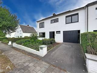 Deze recent gerenoveerde woning op toplocatie biedt een combinatie van ruimte, comfort en een onderhoudsvriendelijke buitenomgeving. Bij het betreden van de woning kom je in de inkomhal, die leidt naar de open, volledig uitgeruste keuken met een mooi zicht op de tuin. Aansluitend bevindt zich de lichtrijke leefruimte, ingedeeld in een gezellige zit- en eethoek. De ruime veranda vormt een extra leefzone en biedt het hele jaar door een aangenaam verlengstuk van de woning. De woning is praktisch ingericht en beschikt over drie toiletten, twee praktische bergingen en een inpandige garage. De tuin is ontworpen voor gemak en gezelligheid, met een terras, tuinberging, overdekt terras en een zijpoortje dat toegang geeft tot de grote oprit met plaats voor drie wagens.<br />Op de verdieping bevinden zich vier volwaardige slaapkamers, waarvan één ingericht is als bureau. De ruime en comfortabele badkamer is uitgerust met een inloopdouche, ligbad, dubbele lavabo en een toilet. Daarnaast is er via een zolderluik toegang tot een ruime bergzolder, ideaal voor extra opslag. Een instapklare, ruime gezinswoning op een uitstekende locatie, perfect voor wie zorgeloos wil wonen.<br /><br />Extra troeven<br /><br />
<ul>
<li>energiezuinig</li>
<li>zonnepanelen</li>
<li>airco</li>
<li>elektrische rolluiken</li>
<li>waterontkalker</li>
<li>toplocatie nabij winkels, scholen, recreatie,...</li>
<li>nabij belangrijke invalswegen</li>
<li>instapklaar</li>
</ul>
<br />Makelaars zich onthouden.<br /><br />Deze woning is te koop ZONDER makelaar via het concept van Smart Houses. Wenst u verdere inlichtingen of een bezoek? Contacteer rechtstreeks de eigenaar via 0477/05.12.51<br /><br /><br /><br />
<div></div>