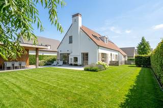 Deze exclusieve, volledig gerenoveerde vrijstaande villa combineert ruimte, comfort en een bijzonder aangename ligging. De woning bevindt zich in een rustige verkaveling, gelegen in een doodlopende straat, waardoor U hier volop geniet van privacy en rust. Tegelijkertijd bevindt de woning zich centraal in een aangename omgeving, met alle nodige voorzieningen binnen handbereik.<br /><br />De villa biedt bijzonder veel leefruimte en is dankzij haar royale indeling geschikt voor wie op zoek is naar een ruime en kwalitatieve gezinswoning. De woning dateert van 2017, maar werd net opnieuw gerenoveerd. Deze grondige renovatie zorgt voor een hedendaags wooncomfort, waarbij de woning volledig instapklaar is.<br /><br />Ook op energetisch vlak beschikt de woning over interessante troeven:<br />- EPC-label 'A',<br />- Warmtepomp,<br />- Zonnepanelen aanwezig,<br />- Ventilatiesysteem "D".<br />- Regenwater (7.500 liter),<br /><br />Aan parkeergelegenheid is er absoluut geen gebrek. Op de ruime oprit is plaats voor maximaal vier wagens. Daarnaast beschikt de woning over een ruime garage, ideaal voor het stallen van een wagen, fietsen of het creëren van bijkomende bergruimte.<br /><br />De combinatie van de royale woonvolumes, de vrijstaande ligging, de rustige doodlopende straat, de ruime parkeermogelijkheden en de nabijheid van voorzieningen maakt van deze villa een bijzonder aangenaam geheel.<br /><br />Een uitzonderlijke villa voor wie op zoek is naar een ruime, gerenoveerde en vrijstaande woning op een rustige locatie, zonder in te boeten aan bereikbaarheid en comfort. <br /><br />Ontdek zelf de kwaliteiten en mogelijkheden die deze prachtige woonst te bieden heeft. Contacteer ons vandaag nog voor meer informatie of plan een bezoek en laat u ter plaatse overtuigen.<br /><br />De indeling:<br />Gelijkvloers:<br />- Inkomhal met gastentoilet,<br />- Royale, zeer lichtrijke leefruimte,<br />- Volledig nieuwe, ingerichte open keuken,<br />- Aangename tuin met terrassen en terrasoverkapping/buitenberging.<br />- Zeer ruime slaapkamer/masterbedroom met aansluitende dressing en badkamer voorzien van douche, ligbad, dubbele wastafel & toilet,<br />- Tweede slaapkamer/bureel,<br />- Dubbele garage met washoek.<br />- Droge, zeer praktische kelder fungerend als berging.<br /><br />1ste V:<br />- Zeer grote overloop met mogelijkheid tot bvb. extra berging of bureau,<br />- Nachthall met veel ingemaakte kasten,<br />- Slaapkamers 3 en 4 telkens voorzien van een eigen badkamer en WC.<br />- Slaapkamer 5<br /><br />Zolder aanwezig als extra bergruimte.