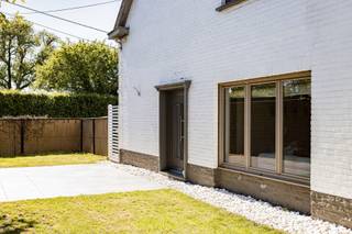 <strong>Op zoek naar een instapklare starterswoning met ruime opslagmogelijkheden in Asse?</strong> Ontdek deze charmante driegevelwoning in de rustige Heidekouter! Deze gezellige woning combineert het beste van twee werelden: een landelijke, rustige omgeving én een uitstekende bereikbaarheid naar scholen, winkels en openbaar vervoer. Ideaal voor wie comfortabel wil wonen met alles binnen handbereik.<br /><br /><span>Indeling<br /></span><br />Bij het binnenkomen wordt u verwelkomd in een aangename, lichtrijke inkomhal die toegang geeft tot de gezellige leefruimte (21,5 m²) en de volledig vernieuwde, moderne keuken uitgerust met alle comfort. Aansluitend bevindt zich een praktische berging. Op het gelijkvloers vindt u bovendien een bijzonder ruime badkamer met bad/douche en toilet.<br /><br />Op de eerste verdieping bevinden zich twee volwaardige slaapkamers (16 m² en 21 m²), beide voorzien van ingemaakte kasten. De zolderverdieping biedt extra potentieel en kan perfect worden ingericht als derde slaapkamer of hobbyruimte.<br /><br />Buiten beschikt de woning over een indrukwekkende opslagruimte van maar liefst 140 m². Ideaal voor zelfstandigen, hobbyisten of wie wonen en werken wil combineren.<br /><br /><span>Troeven</span><br />- Instapklaar<br />- Gunstig EPC – geen renovatieverplichting<br />- Ruime opslagplaats (140 m²)<br />- Minstens 2 staanplaatsen (uitbreidbaar)<br />- Aangename buitenruimte<br /><br /><strong>Kortom: een unieke kans voor starters of ondernemers die op zoek zijn naar ruimte, comfort en een strategische ligging.<br /><br /></strong>Interesse? Contacteer ons voor een bezoek ter plaatse! <strong><br />info@impromove.be - 02 887 80 56<br /><br /></strong>