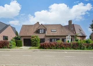 This characterful 5-bedroom villa in the centre of Dilbeek was built in 1980 and enjoys an exceptional location, directly opposite the De...