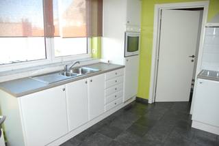 Ruim duplex appartement een gebouw met lift, in hartje Reet!  Dit appartement bevindt zich op wandelafstand van alle winkels, verschillende scholen en de bushaltes.  Er is parkeergelegenheid aan de overkant van de straat.  Indeling: 2eV: leefruimte met open keuken, een apart toilet, een ruim terras, de 1e slaapkamer met douchekamer en een berging/wasplaats. 3eV: de 2e grote slaapkamer van 26m2 en een modern ingerichte badkamer. De maandelijkse kosten bedragen €70,-. 3 maanden huurwaarborg.  Het appartement is beschikbaar vanaf 1/09/2026.  