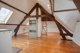 <p><span>Aan de gezellige "stadswaag"</span><span> temidden van de bruisende studentenbuurt vinden we dit </span></p><p><span>ruim en licht 1-slaapkamer/studio appartement in karaktervol gebouw. </span></p><p><span>Gelegen aan gezellig plein omgeven door lindebomen met tal van resto's en cafés. </span></p><p><span> </span></p><p><span>Indeling:</span></p><p><span>Onder dak charmante en aangename leefruimte/living met open keuken.</span></p><p><span>De slaapkamer is gelegen in een mezzanine en dus niet afgesloten van de leefruimte. </span></p><p><span>Volledig gerenoveerde badkamer voorzien van douche en lavabo. </span></p><p><span> </span></p><p><span>Kosten:</span></p><p><span>Geen maandelijkse onkosten</span></p><p><span>Elektriciteit individueel te betalen.</span></p><p><span> </span></p>