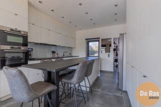 EERSTE BEZOEKDAG ZATERDAG 16/5 VAN 14U TOT 16U (enkel op afspraak!)<br /><br />WELLE - AUTHENTIEKE HERENWONING MET LUXERENOVATIE, E-PEIL -20 EN UITZONDERLIJK PERCEEL VAN 4.480 M²!<br /><br />Bent u op zoek naar een instapklare karakterwoning waar authenticiteit, ruimte en hedendaags wooncomfort perfect samenkomen?<br /><br />Deze prachtig gerenoveerde herenwoning in Welle combineert de charme van hoge plafonds en authentieke elementen met een doorgedreven energetische renovatie. Dankzij de warmtepomp, 58 zonnepanelen en thuisbatterijen geniet u hier van uitzonderlijk lage energiekosten en een indrukwekkend E-peil van -20.<br />Binnenin biedt de woning royale leefruimtes met veel lichtinval, een luxueuze leefkeuken, meerdere volwaardige slaapkamers en alle comfort voor grote gezinnen, thuiswerk of een combinatie van wonen en werken.<br />Buiten wacht een uitzonderlijk perceel van 4.480 m² met maximale privacy, veel parkeermogelijkheden en tal van mogelijkheden voor tuinliefhebbers, zelfstandigen of gezinnen die ruimte zoeken.<br /><br />Troeven:<br /><br />• Volledig gerenoveerde karakterwoning<br />• E-peil -20<br />• 58 zonnepanelen + thuisbatterijen<br />• Warmtepomp<br />• Luxueuze leefkeuken, 4 slaapkamers, 2 badkamers<br />• Groot perceel van 4.480 m²<br />• Veel parkeergelegenheid<br />• Instapklaar<br />• Vlotte verbinding richting Brussel en Gent<br /><br />Kortom: Een unieke woning voor wie karaktervol en toekomstgericht wil wonen zonder renovatiestress.'<br /><br />Meer info of bezoek: 053/60.65.60