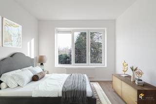 <p><span>Gerenoveerd hoekappartement (92 m²) met 3 slaapkamers en garage in Ekeren.</span></p><p><span> </span></p><p><span>In een rustige straat nabij de dorpskern treffen we dit kleinschalige gebouw. Je zit hier vlakbij het centrum met tal van winkels en voorzieningen en met de wagen bereik je de snelweg in slechts enkele minuten. Ook het station en meerdere bushaltes zijn te vinden op wandelafstand.</span></p><p><span> </span></p><p><span>Het hoekappartement bevindt zich op de tweede verdieping van een goed onderhouden gebouw van 2 hoog. Het werd zonet volledig gerenoveerd en daarbij zijn kosten noch moeite gespaard om een resultaat neer te zetten dat tot in de puntjes klopt. Denk aan nieuwe vloeren, ramen, keuken, badkamer en alle andere essentiële elementen – alles is splinternieuw, zodat jij hier meteen kan genieten van een zorgeloze, frisse start!</span></p><p><span> </span></p><p><span>Binnenkomen doe je in de inkomhal met apart gastentoilet en handenwasser. Van hieruit stap je meteen de leefruimte met open keuken binnen, samen goed voor zo</span><span>’</span><span>n 42 m². Dankzij de grote raampartijen en de hoekligging geniet je hier van uitzonderlijk veel natuurlijk licht – een heerlijke plek om tot rust te komen. De volledig nieuwe keuken is uitgerust met alle hedendaags comfort, waaronder een kookvuur, dampkap, ingebouwde oven, microgolfoven, vaatwasser, frigo en vriezer.</span></p><p><span> </span></p><p><span>Verder beschikt het appartement over drie slaapkamers: één van 7 m² aan de zijkant en twee volwaardige kamers van 12 m² en 14 m² aan de achterzijde. Daarnaast is er nog een praktische berging aanwezig en een volledig vernieuwde badkamer (4 m²) met inloopdouche en strak lavabomeubel. Tot slot is de garagebox mogelijks mee aan te kopen aan 30 000EURO.</span></p><p><span> </span></p><p><span>Ben je op zoek naar een instapklaar appartement nabij het dorpscentrum? Mis deze kans niet! Bewoonbare opp. 92 m² ref.: bruto vloeropp. EPC. Voor meer info of een gratis schatting surf naar </span><span><span>www.hansimmo.be</span></span><span>.</span></p><p><span> </span></p>