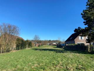Bent u op zoek naar een locatie met grote tuin en/of weide voor uw dier? Ziet u op tegen verbouwingswerken? Mis deze kans niet!Op dit ZUIDGERICHT...
