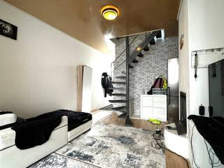 <p>Woning met TUIN en tuinhuisje (momenteel verhuurd) op wandelafstand van winkels, scholen en openbaar vervoer. GELIJKVLOERS: leefruimte met een draaitrap naar de 1ste verdieping, open keuken met extra ontijthoek, badkamer, leuke stadstuin met terras en tuinhuisje. Op de 1e verdieping vinden we 2 slaapkamers. Op de zolder bevindt zich een grote slaapkamer. De woning is gelegen nabij de E17 en R8 en op een boogscheut van het centrum van Kortrijk. Perfect als investering of voor eigen gebruik. MOMENTEEL VERHUURD. Bezoek na afspraak met IMMO BEGUIN 0486/606 600.</p>