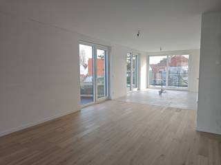 Residentie Les Moineaux is een nieuwbouwproject centraal gelegen tussen de Zeedijk en de winkelstraat van Koksijde-Bad. De moderne uitstraling van het gebouw komt volledig tot zijn recht in het straatbeeld. Alle appartementen zijn bijna energie neutraal en worden geothermisch verwarmd.<br /><br />Het appartement bevindt zich op het eerste verdiep en werd op plan ingedeeld als volgt:<br />Inkom, apart toilet, badkamer, 2 slaapkamers, leefruimte met open keuken en berging, 2 terrassen.<br /><br />Verplicht aan te kopen staanplaats en kelderberging, niet in de prijs inbegrepen.<br /><br />Appartement: 105m²<br />Terras: 16m²