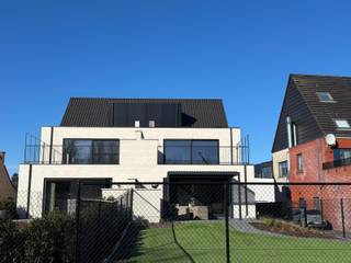 Nieuwbouw duplex-appartement te huur in hartje Balen centrum!Dit recent gebouwd duplex-appartement omvat een ruime woonkamer met toegang naar het...