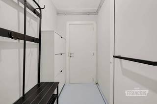 Dit instapklare appartement bevindt zich in de Scandinaviëstraat in Gent, nabij de bruisende wijken van de Oude Dokken en het Handelsdok. In de omgeving vindt u het winkel- en vrijetijdscomplex Dok Noord, diverse horecazaken en aangename wandel- en fietsroutes langs het water. Ook station Gent-Dampoort, het historische stadscentrum en de R4 zijn vlot bereikbaar. <br /><br />Het appartement bevindt zich op de 17de verdieping en biedt 90 m² bewoonbare oppervlakte. Via de inkomhal bereikt u de lichtrijke woonkamer met toegang tot het zuidwestelijk georiënteerde terras van 8 m². Aansluitend bevindt zich de gerenoveerde keuken met inductiekookplaat, oven, microgolfoven, vaatwasser, koelkast en diepvriezer. De nachthal geeft toegang tot drie slaapkamers, een gerenoveerde badkamer met inloopdouche en wastafel, een apart toilet en een praktische berging.<br /><br />Het appartement beschikt over hoogrendementsbeglazing, zonnewering, centrale verwarming via een warmtenet en een conforme elektrische installatie.<br /><br />Interesse in dit appartement met drie slaapkamers en een zonnig terras? Contacteer Brent via brent@immofrancois.be of telefonisch voor meer informatie of een bezoek. Tot binnenkort!<br /><br />