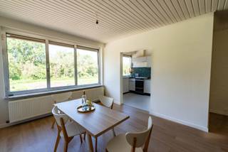 Dit verzorgde appartement bevindt zich op de tweede verdieping van een goed onderhouden, kleinschalig gebouw met 6 units (zonder lift). Het ligt in een rustige straat met enkel bestemmingsverkeer en biedt een heerlijk uitzicht op een park. Toch geniet u van een centrale ligging, vlakbij shoppingcenter Wijnegem Shopping Center, het Fort 2 Wommelgem, scholen en openbaar vervoer. Met de wagen bereikt u vlot de belangrijkste invalswegen en autosnelwegen.<br />Voor het gebouw ligt een mooi park met speeltuin, ideaal als verlengde tuin zonder onderhoudszorgen.<br />Bij het betreden van het appartement komt u binnen in een inkomhal die toegang biedt tot alle kamers. Aan de voorzijde bevindt zich de lichtrijke leefruimte met grote ramen en zicht op groen, wat zorgt voor een oase van rust. Aansluitend vindt u de ruime halfopen keuken. Verder in de hal bevindt zich de badkamer, uitgerust met een bad, wastafel en aansluitingen voor was- en droogmachine. Daarnaast is er een apart toilet. Aan de achterzijde van het appartement liggen twee ruime slaapkamers.<br />Als extra troef is er een ruime ondergrondse garage, bereikbaar via een automatische poort. Deze is optioneel mee aan te kopen voor € 25.000. Dit is een ideale opportuniteit voor starters, koppels of investeerders die op zoek zijn naar rust, comfort en een topverbinding. EPC C – P- & G-score A – Stedenbouwkundige inlichtingen in aanvraag<br />Interesse? Surf naar www.walls.be of bel ons op 03 233 33 00 voor meer informatie of een bezoek ter plaatse.