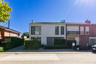 <p>Deze ruime en lichtrijke woning in het groene Malle biedt 204m² wooncomfort, 4 volwaardige slaapkamers en een prachtige tuin van 876 m². Dankzij de recente renovaties, het zonneterras, het bijgebouw en de rustige, kindvriendelijke ligging is dit de ideale thuis voor elk gezin.<br /><br />Indeling<br />Gelijkvloers<br />• Inkomhal<br />• Woonkamer<br />• Keuken<br />• Wasplaats<br />• Badkamer<br />• Berging<br />• Toilet<br /><br />1ste verdieping<br />• Nachthal<br />• Slaapkamer 1 (17 m²)<br />• Slaapkamer 2 (17 m²)<br />• Slaapkamer 3 (13 m²)<br />• Slaapkamer 4 (15 m²)<br />• Toilet<br /><br />Bijzonderheden<br />• Multifunctioneel bijgebouw achter in de tuin<br />• 2010: Zolder<br />• 2010: Kruipkelderisolatie (PUR)<br />• 2011: Nieuwe PVC‑ramen<br />• 2012: Plaatsing bijgebouw<br />• 2013: Nieuwe ramen achterzijde, badkamer en keuken<br />• 2021: Nieuwe parket woonkamer<br />• 2021: Crepi buitenmuren<br />• 2022: Nieuwe CV‑ketel (Vaillant)<br />• 2025: Nieuwe roofing aanbouw + isolatie<br /><br />Vraagprijs is niet koopprijs: <br />De vermelde vraagprijs is een richtprijs en vormt geen bindend aanbod tot verkoop. <br /><br />Voor alle foto's en interactieve plannen check onze website www.albert.immo</p>