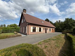 Deze ruime vrijstaande woning is gelegen aan de Hazelarenhoek in Assenede en combineert een landelijk karakter met bijzonder veel woon- en bergruimte. Met een bewoonbare oppervlakte van maar liefst 242 m², een dubbele inpandige garage en verschillende volwaardige ruimtes biedt de woning een uitstekende basis voor wie comfortabel en ruim wil wonen.<br /><br />Op het gelijkvloers komt u binnen in een aangename en lichtrijke leefruimte, waar de vele raampartijen en de karaktervolle haard meteen voor een warme sfeer zorgen. Aansluitend bevindt zich de ruime keuken, voorzien van heel wat werk- en kastruimte. Verder beschikt deze verdieping over een slaapkamer en badkamer, waardoor gelijkvloers wonen perfect mogelijk is. Een bijkomende praktische ruimte geeft rechtstreeks toegang tot de tuin.<br /><br />Een absolute troef is de uitzonderlijk ruime dubbele inpandige garage. Naast plaats voor twee wagens is hier nog volop ruimte voor fietsen, stockage of een werkhoek. Daarnaast is er op het terrein nog een afzonderlijke garage aanwezig, wat de woning bijzonder interessant maakt voor wie veel bergruimte zoekt.<br /><br />Ook op de verdieping verrast de woning met haar ruimte. Hier bevinden zich meerdere kamers die flexibel kunnen worden ingericht als slaapkamer, bureau, hobbyruimte of dressing. Daarnaast is er een tweede badkamer met ligbad. De houten afwerking onder het hellende dak zorgt hier voor een warm en karaktervol geheel.<br /><br />Rondom de woning ligt een verzorgde tuin met een groen en landelijk karakter. De ruime oprit zorgt bovendien voor voldoende parkeermogelijkheden op eigen terrein. Dankzij de rustige ligging geniet u hier van de nodige privacy en ruimte, terwijl het centrum van Assenede en de belangrijkste verbindingswegen vlot bereikbaar blijven.<br /><br />Ook energetisch beschikt de woning over een mooie basis, met een EPC-score van 184 kWh/(m² jaar). In combinatie met de royale bewoonbare oppervlakte, de mogelijkheid tot gelijkvloers wonen, de vele multifunctionele ruimtes en maar liefst drie garageplaatsen is dit een bijzonder complete woning voor wie ruimte en praktisch wooncomfort weet te waarderen.<br /><br />Beschikbaar vanaf 01/11/2026.<br /><br />Meer informatie of deze woning zelf ontdekken? Neem gerust contact op met Louis Van Zele van Immo Francois Meetjesland voor een bezoek ter plaatse.<br /><br />