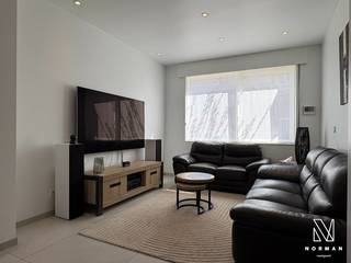 Welkom in deze werkelijk instapklare, kraaknette woning met 3 slaapkamers!<br /><br />We komen de woning binnen via een mooie hall die toegang geeft tot de zeer lichtrijke leefruimte met eetplaats. De aangrenzende op maat gemaakte keuken is praktisch ingericht en voorzien van alle toestellen. In de badkamer vinden we een mooi meubel met dubbele lavabo en een luxueuze inloopdouche. Er is een afzonderlijk toilet. <br /><br />De 1e verdieping bereiken we via een mooie houten trap. We vinden er 2 ruime slaapkamers terug. De indrukwekkende “master bedroom” bevindt zich op de 2e verdieping en is zoals de rest van de woning tot in de puntjes afwerkt.<br /><br />De onderhoudsvriendelijke tuin omvat een zonnig terras en een handige bergruimte. Onder de woning bevindt zich nog een kelder. <br /><br />Mogelijkheid tot huren garage en fietsenberging in de straat.<br /><br />+ EPC B, inclusief 12,6 m² zonnepanelen<br />+ instapklaar en tot in de puntjes afgewerkt<br />+ zeer aangename buurt<br /><br />Een bezoek inplannen? Contacteer Annelies via 0479/40.24.24 of annelies@vastgoednorman.be