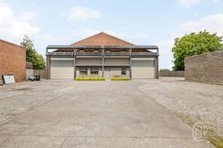 Te koop: Grote, instapklare, goed onderhouden loods met parking op perceel van 3249 m². Voorzien van zonnepanelen. Een enorme potentieel: grote parking, privacy, karaktervolle perfect onderhouden loods met de mogelijkheid een extra loft te maken op het verdiep. Deze ruime en uitstekend onderhouden loods bevindt zich op een perceel van maar liefst 3249 m². De eigendom is perfect instapklaar en biedt dankzij de combinatie van bedrijfsruimte (atelier/werkplaats, burelen, keukentje en sanitair), parking en ontwikkelingsmogelijkheden heel wat potentieel.Loods : 330m2 (22mx15m) - Verdieping met betonvloer : 150m2 (10mx15m) - 4 grote sectionaalpoorten : 2 vooraan elektrisch, 2 achteraan manueel.De loods verkeert in zeer goede staat en is voorzien van een praktische toegangspoort, waardoor de ruimte vlot toegankelijk is. Daarnaast is er parkeergelegenheid aanwezig, wat de site bijzonder praktisch maakt voor professioneel gebruik.Loods is in woonzone gelegen waardoor het interessant kan zijn als ontwikkeling voor appartementen en/of woningen.Te koop via Immo Beguin, jouw vastgoedexpert sinds 2009, met kantoren in Ronse, Waregem, Kortrijk, Deinze, Doornik, Lessines, Moeskroen en Nieuwpoort.