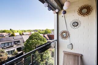 Dit ruime appartement met twee slaapkamers, leefruimte met open keuken is gelegen in het bruisende Mortsel. Dankzij de moderne afwerking en...