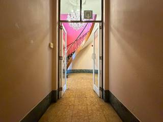 <strong>Handelspand in voormalige dokterswoning verdeeld in meerdere kantoren en/of winkelruimtes met achteraan een tuin en inpandige garage. </strong><strong>Onmiddellijk beschikbaar.</strong><br /><br /><strong>Ligging: </strong>Voormalige dokterswoning op de hoek van de Sint-Antoniusstraat en de Leopoldstraat, vlakbij de winkelstraat van Turnhout, de Gasthuisstraat, de Grote Markt en de Warande.<br /><br /><strong>Beschrijving: </strong>Voormalige dokterswoning op de hoek van de Sint-Antoniusstraat en de Leopoldstraat. Zeer ruime woning met meerdere ruimtes verdeeld over de gelijkvloerse verdieping en de bovenverdieping. Deze woning werd tot voor kort gebruikt als opleidingslokalen. Aanwezigheid sanitair, keuken, kelder en inpandige garage. Achteraan de woning zit een ingesloten tuin met veel privacy. De mogelijkheden van deze woning zijn uitgebreid: leslokalen, administratie, winkel, horeca, kantoorruimte, ...