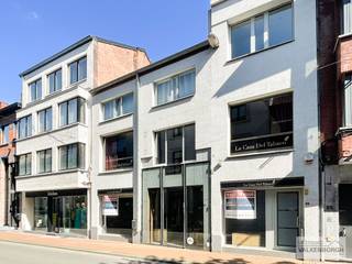 CONTACT<br />Jeroen Vandormael: jeroen@vastgoedvalkenborgh.be | 0498/05.76.72 <br /><br />BESCHRIJVING <br />Te midden in het bruisende centrum van Hasselt, aan de charmante Aldestraat 37, 39 en 41, bevindt zich dit prachtige opbrengsteigendom. Het bestaat uit een commerciële ruimte (180m²) en een ruim, instapklaar appartement met aparte toegang.<br /><br />Dit is dé opportuniteit voor investeerders of ondernemers die op zoek zijn naar een waardevol vastgoedobject in een levendige omgeving vol boetieks, trendy zaken en een dynamisch passerend publiek.<br /><br />De commerciële ruimte biedt tal van mogelijkheden dankzij de ruime indeling verdeeld over twee verdiepingen, een aparte opslagruimte, keuken, apart toilet en een uitnodigend terras op de eerste verdieping. Het handelspand is momenteel volledig vrij en biedt daardoor de ideale gelegenheid om onmiddellijk een activiteit te starten.<br /><br />Het bovenliggende appartement, momenteel gemeubeld verhuurd aan €750/maand exclusief kosten, beschikt over een eigen inkomhal, keuken, lichte leefruimte met terras, een slaapkamer met aansluitende badkamer (douche, lavabo en toilet) en biedt comfort in het hart van de stad.<br /><br />TROEVEN HANDELSPAND <br />- veiligheidsglas (handelspand) <br />- gegeerde buurt <br />- diverse mogelijkheden <br />- terras (eerste verdieping) <br />- voldoende stockagemogelijkheden <br />- mooi gebouw <br />- gezellige winkelstraat <br />- centrum Hasselt <br />- aparte keuken <br />- apart toilet <br />- alarmsysteem <br />- airco <br />- etalages <br /><br />TROEVEN APPARTEMENT <br />- centrum Hasselt <br />- goed onderhouden <br />- tijdloze inrichting <br />- trouwe huurder <br />- terras <br />- ruime slaapkamer <br /><br />BEKNOPT <br />Oppervlakte handelsruimte: ca180m² (92m² gelijkvloers - 88m² eerste verdieping) <br />Oppervlakte appartement: ca 60m² <br />EPC-score handelspand: D score <br />EPC-score appartement: E score <br />CV: aardgas (handelspand), elektriciteit (appartement) <br />Huurprijs handelspand: 1950 euro / maand (meteen beschikbaar) <br />Huurprijs appartement: 750 euro / maand excl. kosten (verhuurd) <br />Vraagprijs: op aanvraag. <br /><br />Meer info: www.vastgoedvalkenborgh.be 