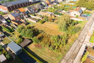 Voor meer informatie of inzage in de bouwvoorschriften, neem contact op via 016199345 of via pieter.maes@homixx.be.<br /><br />Bent u op zoek naar de ideale locatie om uw droomwoning te realiseren? Dan is deze uitstekend gelegen bouwgrond voor een halfopen bebouwing in Aarschot exact wat u zoekt.<br /><br />Het perceel bevindt zich in een rustige en aangename straat, maar toch vlakbij de winkels, scholen en het bruisende centrum van Aarschot. Bovendien is de oprit van de E314 - met een vlotte verbinding naar Leuven en Brussel - bereikbaar op nauwelijks 5 minuten rijden.<br /><br />Deze bouwgrond is niet gelegen in overstromingsgevoelig gebied (P-score: A) en beschikt over gunstige bouwvoorschriften, waardoor u tal van mogelijkheden heeft om uw woonproject volledig naar eigen smaak vorm te geven.<br /><br />De combinatie van een rustige ligging, een uitstekende bereikbaarheid en aantrekkelijke bouwmogelijkheden maakt dit perceel tot een unieke opportuniteit voor gezinnen, koppels of investeerders die op zoek zijn naar een toekomstgerichte investering in een gegeerde omgeving.<br /><br />Interesse? Contacteer ons gerust voor meer informatie over het perceel en de bouwvoorschriften.