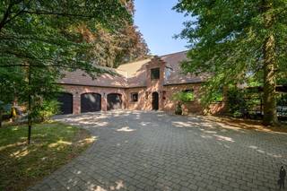 Instapklare villa met zwemspa op ruim perceel in Kapellenbos!Deze volledig gerenoveerde villa op een prachtig perceel van ca. 2.823 m² biedt een zee...