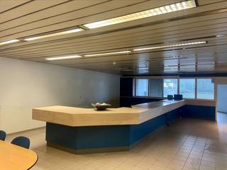 Espace industriel à louer de +/- 1.950 m² sur un terrain de 11.313 m².Le bâtiment se compose de 900 m² d’entrepôt, 566 m² de surface commerciale et...