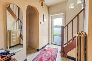 Bent u op zoek naar een vrijstaande gezinswoning waar u uw eigen stempel op kunt drukken, zonder u zorgen te maken over de zwaarste kosten? Dan is deze charmante woning aan de Moortebeekstraat 57 te Dilbeek exact wat u zoekt.<br /><br />Ruimte voor het hele gezin<br />Met een bewoonbare oppervlakte van circa 150 vierkante meter en een prachtig perceel van maar liefst 617 vierkante meter, biedt dit pand een zee aan ruimte. De verrassend grote indeling telt onder meer vijf volwaardige slaapkamers en een badkamer, wat deze eigendom de ultieme uitvalsbasis maakt voor grote of nieuw samengestelde gezinnen.<br /><br />Grote structurele werken reeds uitgevoerd<br />De woning is binnenin deels te renoveren, wat u de fantastische kans geeft om de afwerking en het interieur volledig af te stemmen op uw eigen smaak en wensen. Het absolute pluspunt van deze eigendom is echter dat de belangrijkste en duurste investeringen reeds voor u zijn gedaan: zowel het dak als de verwarmingsinstallatie werden zeer recent volledig vernieuwd. U vertrekt dus vanuit een uiterst solide, deels vernieuwde basis met een enorme financiële gemoedsrust.<br /><br />Buitenleven en comfort<br />Aan de achterzijde geniet u van een aangename uitgestrekte tuin en een gezellig terras waar u in alle rust kan ontspannen. Verder ontbreekt het u niet aan parkeercomfort dankzij de ruime garage en de extra parkeerplaatsen op de oprit.<br /><br />Perfecte balans tussen rust en bereikbaarheid<br />De locatie is een ware troef. U resideert in een rustige en aangename straat, terwijl scholen, winkels en belangrijke verbindingswegen zich op een steenworp afstand bevinden. Hier combineert u een rustige leefomgeving moeiteloos met een perfecte bereikbaarheid.<br /><br />Stedenbouwkundige inlichtingen in aanvraag.<br /><br />📞 Meer info of een bezoek?<br />Contacteer Nils via:<br />✉️ nils.deblock@weinvest.be<br />📱 0497 248 251