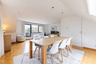 Bent u op zoek naar een gezellig dakappartement met 2 slaapkamers en groot terras in Brasschaat? Dan presenteren we u graag deze mooie eigendom...