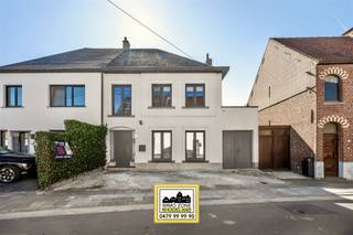 <p><span><span>Alweer VERKOCHT op 1e BEZOEKDAG. Contacteer RANDY REMUE 0479/ 99. 99. 90 als u ook op 1 DAG wil verkopen.</span></span></p><p>"ABSOLUTE TOPPER" - Afspraak ENIGE BEZOEKDAG ENKEL telefonisch via Randy Remue op 0479/ 99. 99. 90, meer info via Facebook "remuerandy" - LIKE de pagina en blijf op de hoogte van alle nieuwe woningen. De stukken van de woning zijn te consulteren op www.immo-zone.be. Deze prachtige instapklare woning vinden we terug te Dries 14, Sint-Lievens-Houtem. Indeling: Via de inkomhal met gastentoilet stappen we binnen in een open, luchtige leefruimte met zit- en eetgedeelte. De geïntegreerde bureelruimte maakt het geheel extra functioneel. Aansluitend bevindt zich de moderne, volledig uitgeruste keuken, met directe toegang tot de wasruimte en een ruime berging. Vervolgens begeven we ons naar het 1e verdiep waar we de 2 ruime slaapkamers en luxueuze badkamer uitgerust met ligbad, douche en dubbele wastafel terug vinden. Op het 2e verdiep treffen we de ruime 3e slaapkamer en aansluitende dressing met lavabo. De zuidgerichte tuin vormt een absolute troef en is volledig aangelegd met een gezellig terras en een verzorgd gazon — ideaal om in alle rust van het buitenleven te genieten. De tuin is langs het toegangspoortje rechts rechtstreeks toegankelijk. Zonnepanelen aanwezig. Deze woning is een ABSOLUTE TOPPER voor starters, gezinnen of investeerders. Gelegen vlakbij winkels, scholen, openbaar vervoer en op 5,5 km van de autosnelweg. <br />P-score: B / G-score: A.<br />VOOR ZEER SNELLE BESLISSERS!!<br />IMMO ZONE RHODELAND  RANDY REMUE -  0479/ 99. 99. 90</p>