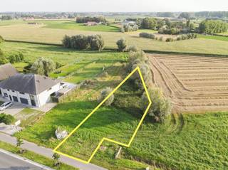 Te Torhout nabij het kasteeldomein van Wijnendale vinden we langs de Oostendestraat ter hoogte van nummer 360 deze nieuwe verkaveling bestaande uit 2 loten voor halfopen bebouwing terug. Deze loten worden gekenmerkt door hun topligging nabij het centrum van Torhout en hun goeie bereikbaarheid vanuit Torhout, Oostende, Gistel, Ichtegem, …. Een absolute meerwaarde bij deze verkaveling is hun zuidelijke oriëntatie en hun groene verzichten achteraan.<br /><br />Torhout vandaag meer en meer gekend als een bruisende en levende stad waar het aangenaam vertoeven is. Torhout combineert namelijk het bruisende stadsleven met het rustige karakter van het leven in een groene omgeving, hiervan zijn de mooie bossen zoals Groenhove bos en de kasteendomeinen van Wijnendale en d’Aertrycke stille getuigen van. <br /><br />Torhout biedt zijn inwoners en bezoekers een levendig stadscentrum aan met tal van winkels, restaurants en menigte andere ontspanningsmogelijkheden Dit levendig stadcentrum bevindt zich op zo’n 2 kilometer van de site.<br /><br />De site zelf is tevens gemakkelijk te bereiken via het openbaar vervoer met een directe busverbinding tussen Torhout - Oostende (lijn 51) en tussen Diksmuide – Torhout – Aartrijke (lijn 64) op 20 meter van de site.<br /><br />Lot 1A is een perceel van in totaal 851 m² groot, dit perceel is gedeeltelijk gelegen in woongebied met landelijk karakter (364 m²) en in agrarische gebied (487 m²). Dit perceel is bestemd om een halfopen bebouwing op te plaatsen. (Gvg, WgLk-Ag, Gmo, Gvkr, Vv) ~ Ref. OU24604<br /><br />Residentie Vastgoed is naast een makelaarskantoor ook een bouwfirma, hierdoor zitten wij graag met u samen om een ontwerp van woningen met u te bespreken.<br /><br />Residentie Vastgoed treedt niet op als bemiddelaar maar als verkoper van het onroerend goed.