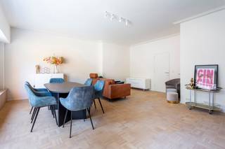 <p>PLAN UW BEZOEK VIA VOLGENDE LINK: https://listed.mijnhuurprofiel.be/whise/7681782<br /><br />In het hart van de geliefde Markgravebuurt, op wandelafstand van het park en met vlotte toegang tot alle invalswegen, vinden we dit gelijkvloers appartement terug.</p>
<p>Het appartement beschikt over een ruime, lichtrijke leefruimte met open keuken. Dankzij de grote raampartijen geniet u van een overvloed aan natuurlijk licht en heeft u bovendien een mooi zicht op de ruime gemeenschappelijke tuin, waar u in alle rust van de buitenlucht kunt genieten. De stijlvolle meubels en parketvloer zorgen voor een warme en elegante afwerking.</p>
<p>Verder beschikt het appartement over een ruime slaapkamer, waar ook plaats is gemaakt voor een grote kledingkast. De badkamer is praktisch ingericht en voorzien van een inloopdouche en een wastafel met handige opbergmogelijkheden.</p>
<p>Tot slot is er ook nog een praktische kelder aanwezig.</p>
<p>Kortom, een instapklaar en comfortabel appartement op een toplocatie, ideaal voor wie stijlvol en zorgeloos wil wonen.</p>
<p>Huurprijs: 1.250,00 EUR/maand (incl. internet)<br />Alg. kosten: 200,00 EUR/maand (incl. nutsvoorzieningen)<br />Beschikbaarheid: onmiddellijk</p>
<p>Interesse? Contacteer LISTED voor een bezoek: +32 3 283 51 51.</p>