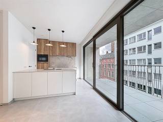 <p><span>BEZOEK? Bel 09/225.00.78</span></p><p><span>Ontdek dit exclusieve (</span><span>duplex)nieuwbouwappartement</span><span>, ideaal gelegen in het hart van de stad. Dit stijlvolle appartement combineert </span><span>modern wooncomfort</span><span> met een </span><span>energiezuinige</span><span> afwerking en </span><span>hoogwaardige materialen</span><span>.</span></p><p><span>Dankzij de aanwezigheid van een warmtepomp, zonnepanelen en vloerverwarming, geniet u van een </span><span>bijzonder energiezuinige</span><span> woonst met </span><span>zeer lage verwarmingskosten</span><span>.</span></p><p><span>Het appartement beschikt over een ruim en lichtrijk leefgedeelte met directe toegang tot een zonnig </span><span>terras </span><span>van 11 m². De </span><span>open keuken</span><span> met keuken eiland, sluit naadloos aan bij de leefruimte en is afgewerkt met </span><span>kwalitatieve materialen </span><span>van AEG.  De badkamer biedt een inloopdouche, dubbele wastafel en toilet.</span></p><p><span>Met maar liefst </span><span>drie volwaardige slaapkamers </span><span>(14, 12,5 en 8,6 m²)  biedt dit appartement voldoende ruimte voor een gezin een bureaukamer of hobbyruimte. Daarnaast zorgen de</span><span> ingebouwde kasten </span><span>en de praktische </span><span>dressing </span><span>voor een optimaal gebruik van de beschikbare ruimte en extra comfort.</span></p><p><span>Gelegen in een kleinschalige residentie, bestaande uit slechts 4 appartementen, garandeert dit gebouw  een rustige woonomgeving zonder syndicus kosten. </span></p><p><span>Extra troeven zijn de ruime </span><span>berging </span><span>met aansluiting wasmachine en een praktische </span><span>fietsenstalling</span><span>.</span></p><p><span>Kortom, een unieke kans voor wie op zoek is naar comfortabel, duurzaam en centraal wonen!</span></p><p><span> </span></p><p><span> </span></p><p><span> </span></p>